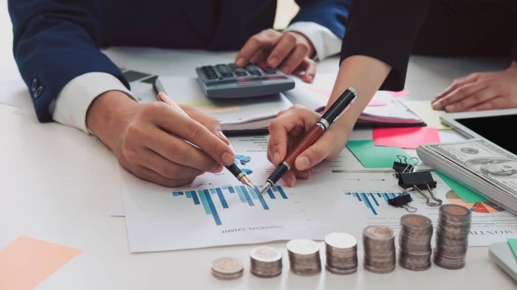 Google Ads daily budget planning guide answering $10 and $20 spend questions